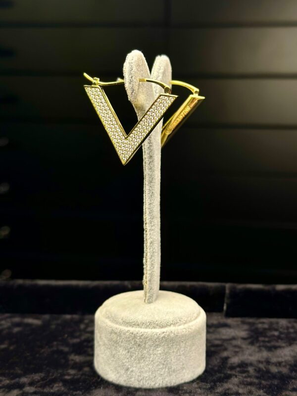 V MARKA MODEL GOLD ÇELİK KÜPE