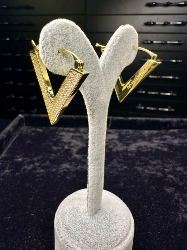 V MARKA MODEL GOLD ÇELİK KÜPE
