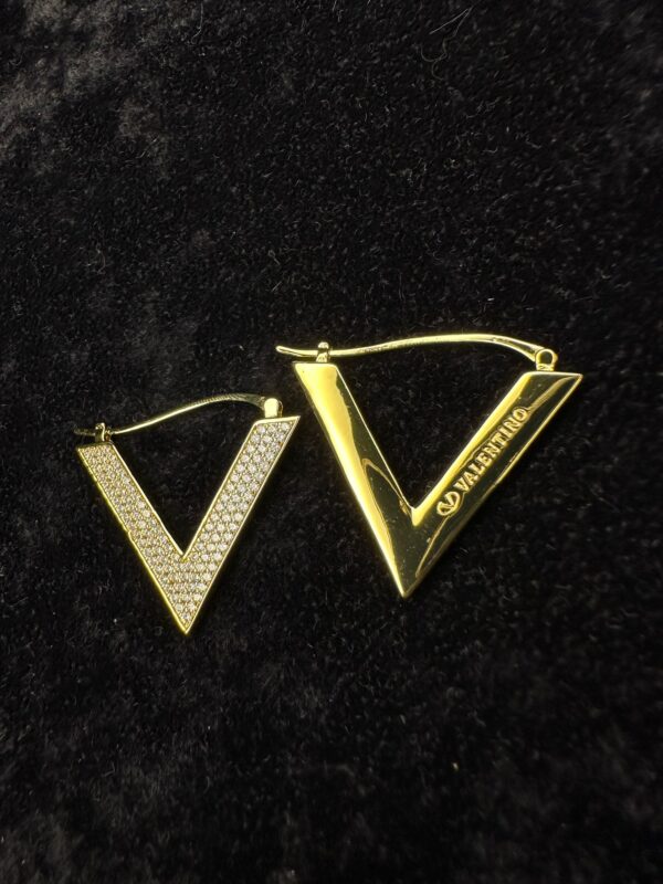 V MARKA MODEL GOLD ÇELİK KÜPE