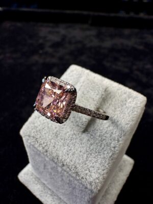PEMBE BAGET ÇERÇEVELİ TEKTAŞ YÜZÜK